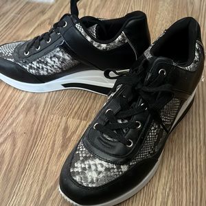 Shoedazzle, fake snake skin shoes, grey. Worn once.